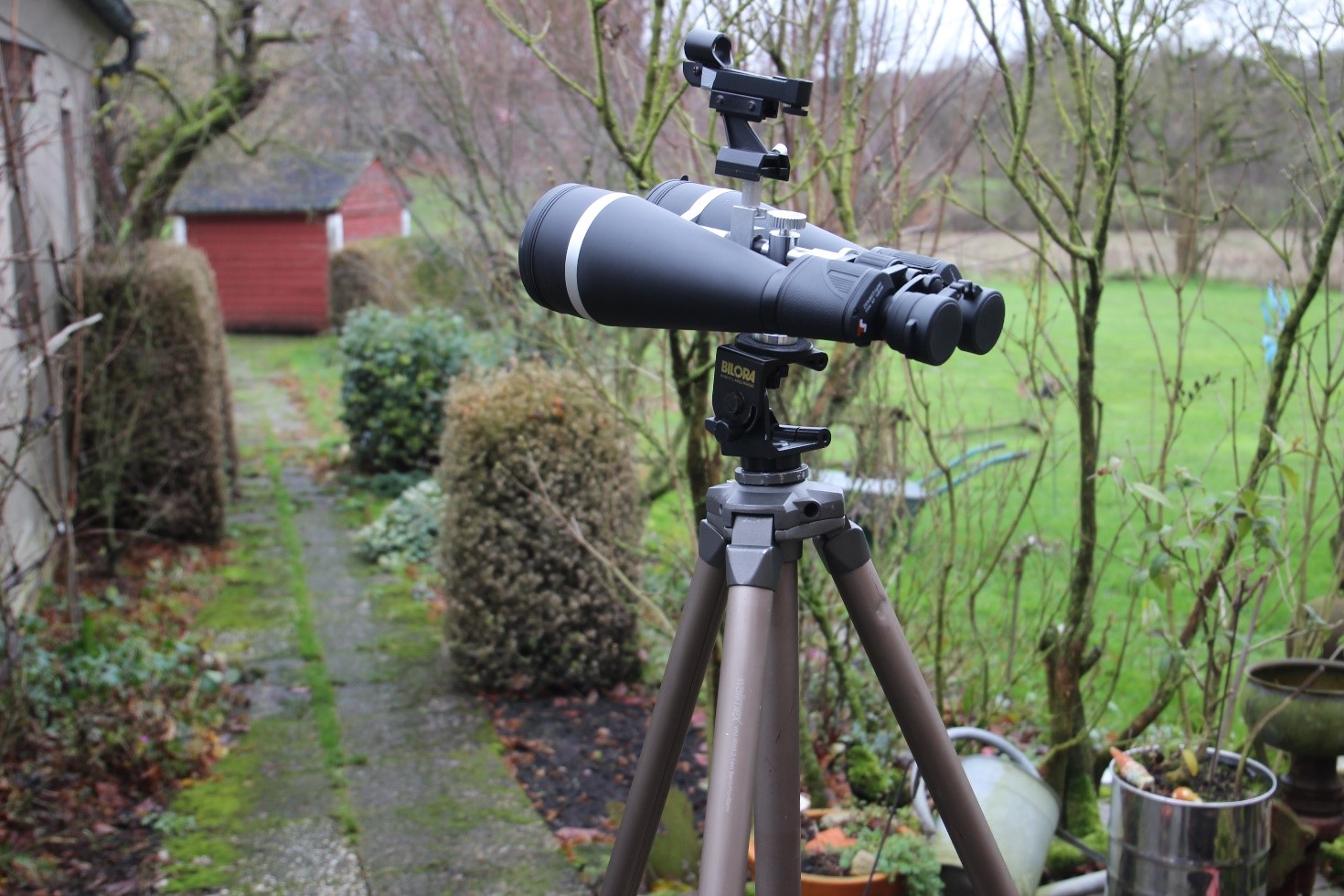 Ein Leuchtpunktsucher am Fernglas