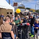 Zum ersten Mal sollte es am Tag der deutschen Einheit in Osnabrück ein Bürgerfest geben – als Ort für Begegnung, Demokratie, Zusammenhalt und Engagement. Unter dem Motto „Engagierte Stadt“ konnten sich Vereine und Initiativen vorstellen, die sich ehrenamtlich für Osnabrück einsetzen. Wir von kosmos-os waren gemeinsam mit über 60 anderen Institutionen dabei.