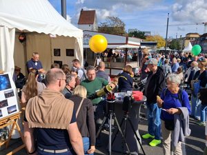 Zum ersten Mal sollte es am Tag der deutschen Einheit in Osnabrück ein Bürgerfest geben – als Ort für Begegnung, Demokratie, Zusammenhalt und Engagement. Unter dem Motto „Engagierte Stadt“ konnten sich Vereine und Initiativen vorstellen, die sich ehrenamtlich für Osnabrück einsetzen. Wir von kosmos-os waren gemeinsam mit über 60 anderen Institutionen dabei.